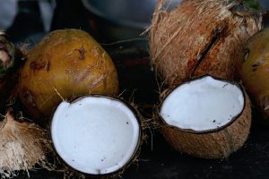 VCO: SOLUSI ALAMI UNTUK BULU MATA LEBIH LENTIK DAN TEBAL