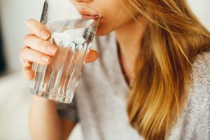 BAGAIMANA CARA MINUM AIR 2 LITER SEHARI?