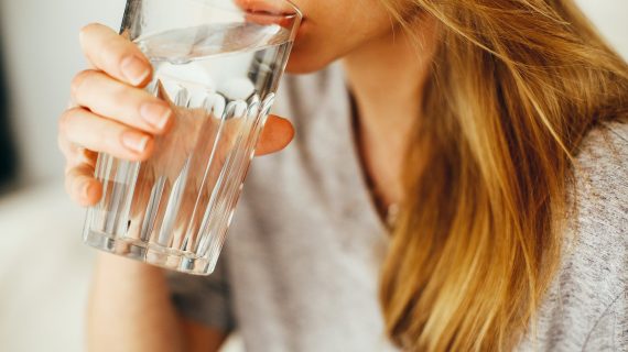 BAGAIMANA CARA MINUM AIR 2 LITER SEHARI?
