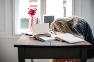 BENARKAH TIDUR SIANG BISA MENAMBAH BERAT BADAN?
