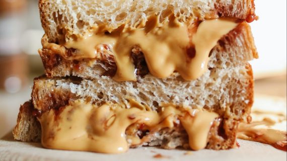ROTI SELAI COKLAT ATAU SELAI KACANG?