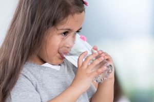 Kunci Kesehatan: Manfaat Minum Air Putih 2 Liter Sehari