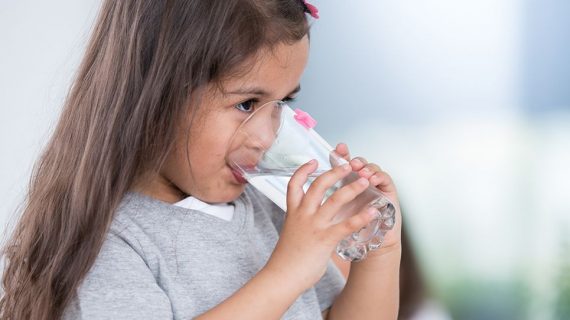Kunci Kesehatan: Manfaat Minum Air Putih 2 Liter Sehari